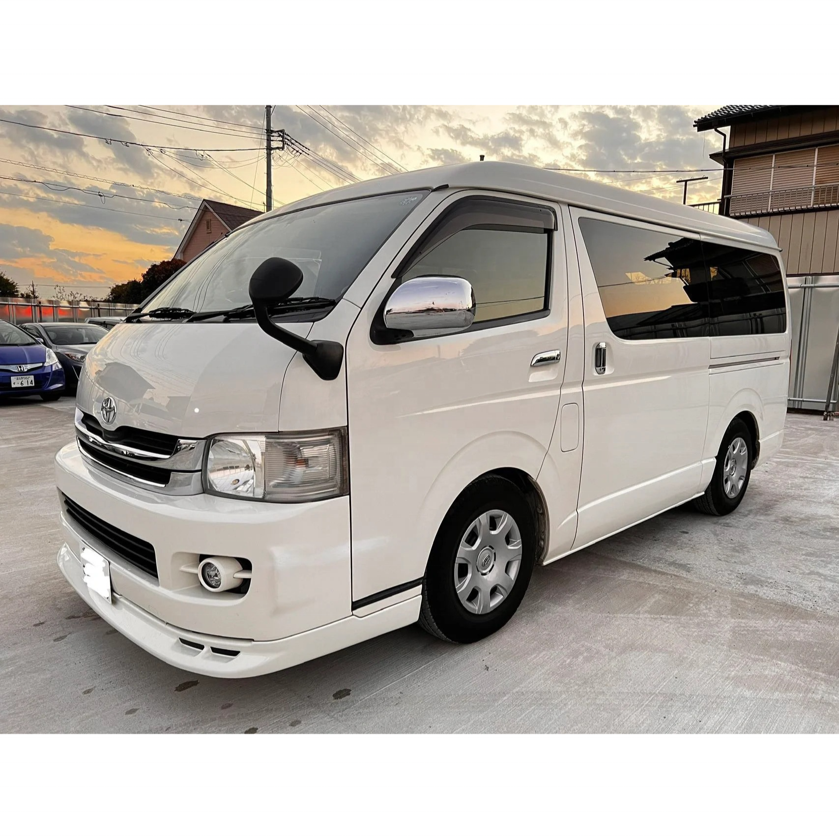 Spots Goods Used Toyota Van Hiace 9 Seaters Minibus Toyota Hiace Bus Toyotas for Sale